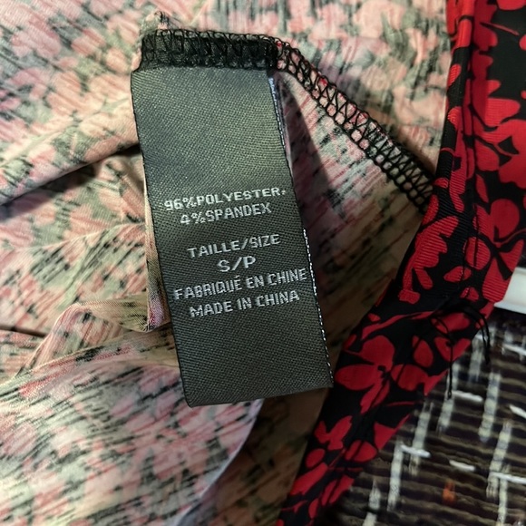 Suzy Shier red/black floral top - Picture 4 of 6